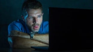 Junge Frauen erhoben wiederholt Vorwürfe, von voyeuristischen Airbnb-Vermietern ausgespäht ...