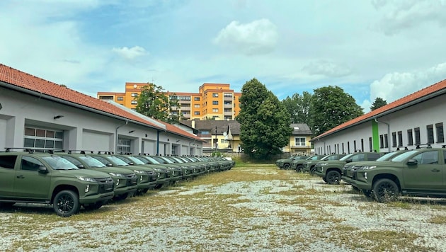 Die knapp 30 neuen Geländewagen warten in der Belgier-Kaserne auf die erste Ausfahrt. (Bild: Privat)