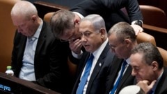 Israels Regierung unter Premier Benjamin Netayanhu will die unabhängige Justiz schwächen. Mit einem neuen Gesetz kommt sie ihrem Ziel nun näher. Sie heizt damit die ohnehin angespannte Lage im Land weiter an. (Bild: The Associated Press)