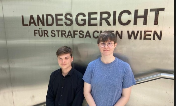 Die „Krone“-Praktikanten Samuel Bahr & Veronika Schwerer (re.) berichten vom Prozess in Wien.