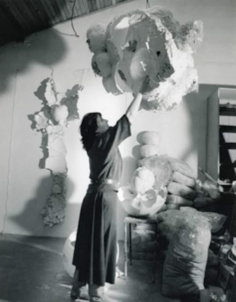 Maria Bartuszová 1987 in ihrem Atelier in Košice. (Bild: The Archive of Maria Bartuszová, Košice)