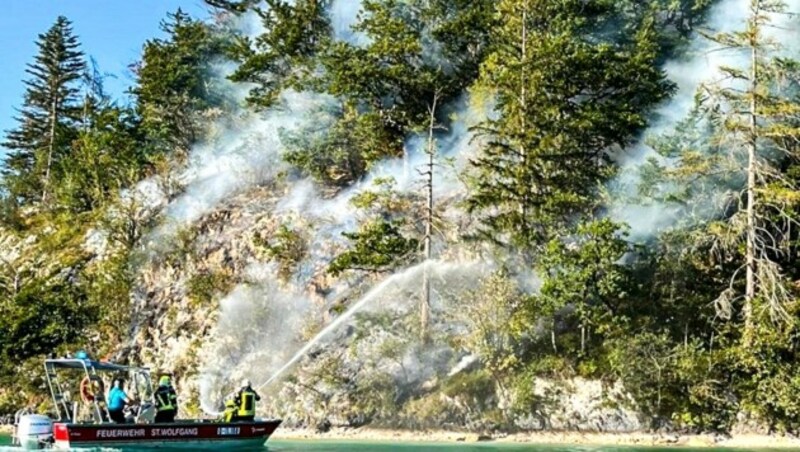 August 2022: Ein Waldstück in St.Gilgen/ Fürberg direkt am Wolfgangsee brennt. (Bild: Tschepp Markus)