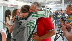 Große Wiedersehensfreude Montagmittag am Linzer Flughafen. (Bild: Harald Dostal)