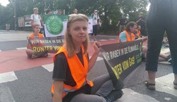 Die Klima-Aktivisten bei der Aktion am Montag in Linz. (Bild: Letzte Generation Österreich)