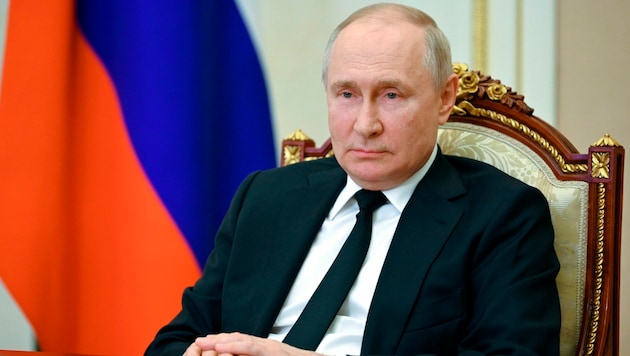 Kremlchef Wladimir Putin hat Russlands umstrittenes Gesetz zum Verbot von Geschlechtsumwandlungen per Unterschrift in Kraft gesetzt. (Bild: AP)