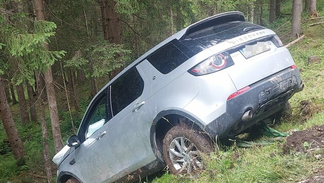 Im Gemeindegebiet von Zell am Ziller kam der 86-Jährige aus bisher unbekannter Ursache rechts von der Straße ab. (Bild: Zoom.Tirol, Krone KREATIV)