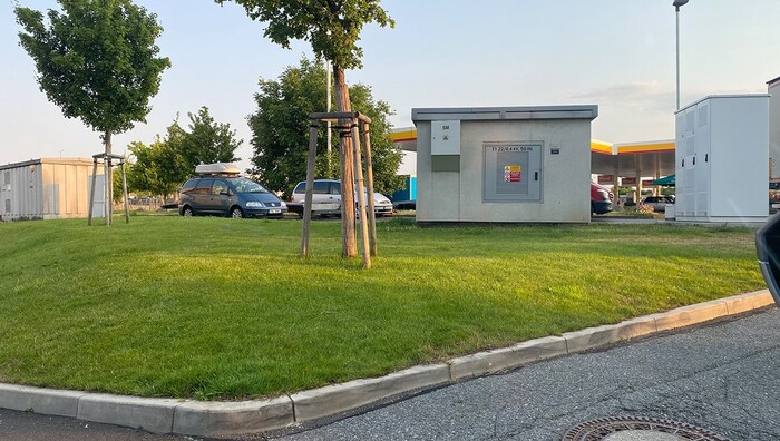 Verbotenerweise über die Wiese fahren ist besser als mit leerem Akku liegen bleiben.