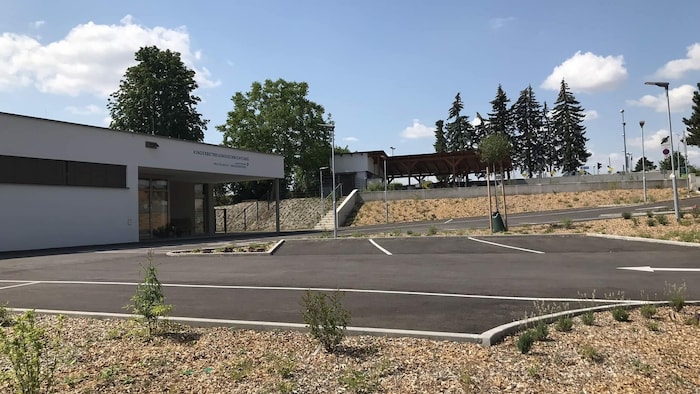 Ebenfalls in der Kritik: Asphaltwüste am Parkplatz statt versickerungsoffene Lösungen.