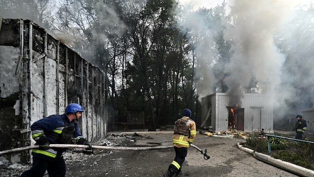 Feuerwehreinsatz nach einem Angriff auf die Stadt Kostjantyniwka (Symbolbild) (Bild: AFP)