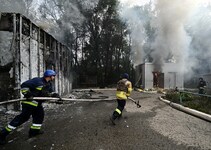 Feuerwehreinsatz nach einem Angriff auf die Stadt Kostjantyniwka (Symbolbild) (Bild: AFP)