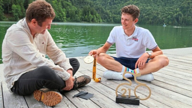 Felix Gall präsentierte der „Krone“ auch die Medaille für den Etappensieg. (Bild: Birbaumer Christof)