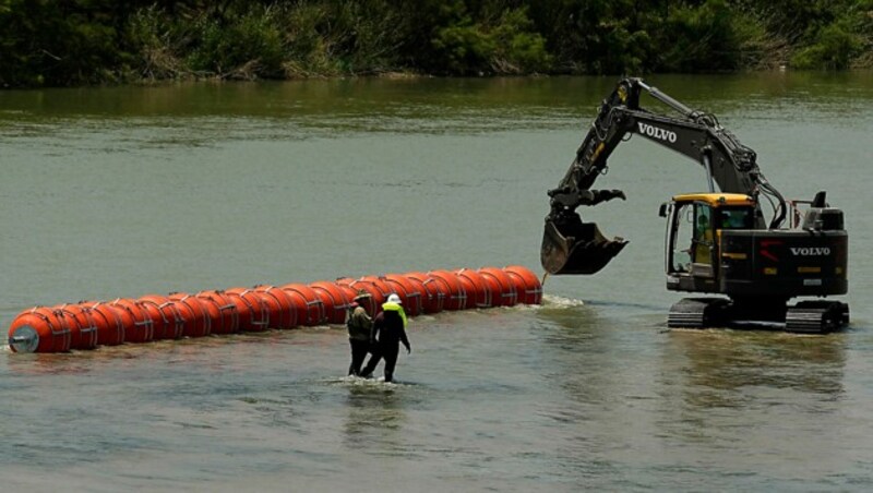 Die Bojen seien auch eine Gefahr für die Schifffahrt auf dem Rio Grande, wird in der Klageschrift argumentiert. (Bild: AP)