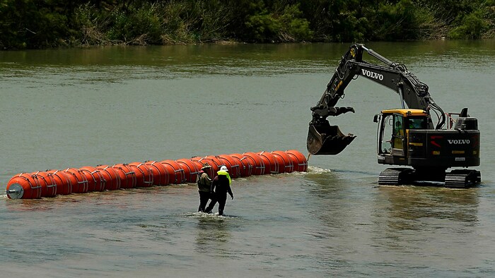 Die Bojen seien auch eine Gefahr für die Schifffahrt auf dem Rio Grande, wird in der ...