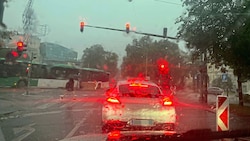 In Graz gingen heftige Regenschauer nieder. (Bild: Jauschowetz Christian, Krone KREATIV)