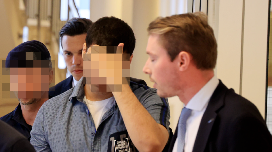 Der 18-jährige Angeklagte am ersten Prozesstag im Landesgericht Wien. (Bild: Zwefo, Krone KREATIV)