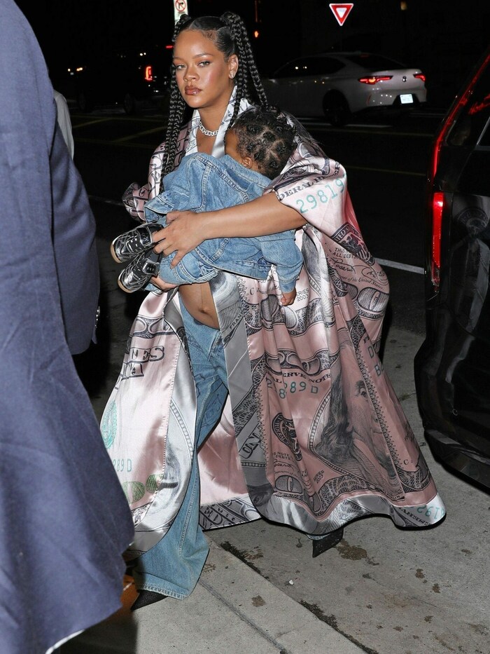 Rihanna mit Sohnemann Rza auf dem Weg in ihrem Lieblings-Italiener in Los Angeles.
