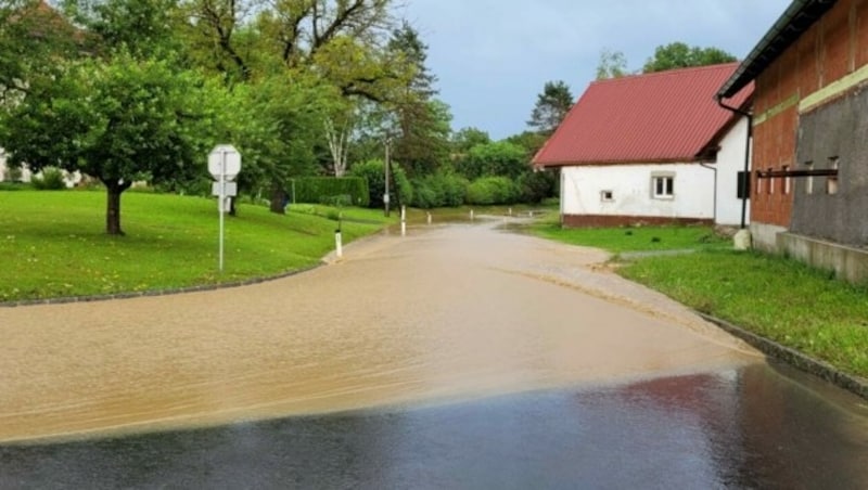 Überflutete Straßen sorgen in der Südoststeiermark für Dauereinsätze. (Bild: Sepp Pail )