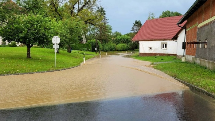 Überflutete Straßen sorgen in der Südoststeiermark für Dauereinsätze.