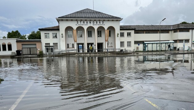 Beim Klagenfurter Strandbad sorgte der Starkregen für Überschwemmungen. (Bild: Markus Tiefling)