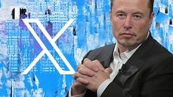 Seit Elon Musk Twitter gekauft, die halbe Belegschaft entlassen und den Dienst in „X“ umgetauft hat, geht es dort drunter und drüber. Vielen deutschsprachigen Nutzern wird es langsam zu bunt. (Bild: APA/AFP, twitter.com, Krone KREATIV)