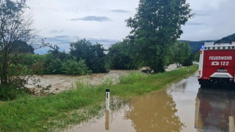 In Wildon ist der Bach über die Ufer getreten. (Bild: FF Wildon )