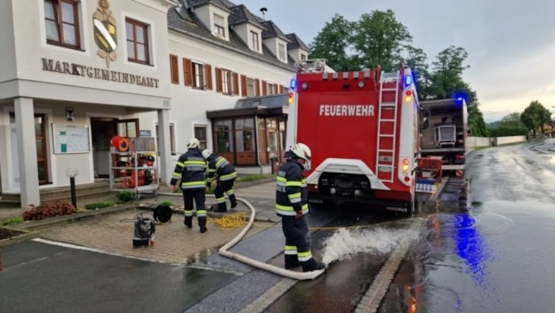 Das Marktgemeindeamt in Heiligenkreuz am Waasen steht unter Wasser. (Bild: FF Heiligenkreuz am Waasen)