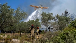 In Griechenland sind aktuell mehr als 100 Löschflugzeuge und Helikopter im Einsatz. (Bild: Associated Press)