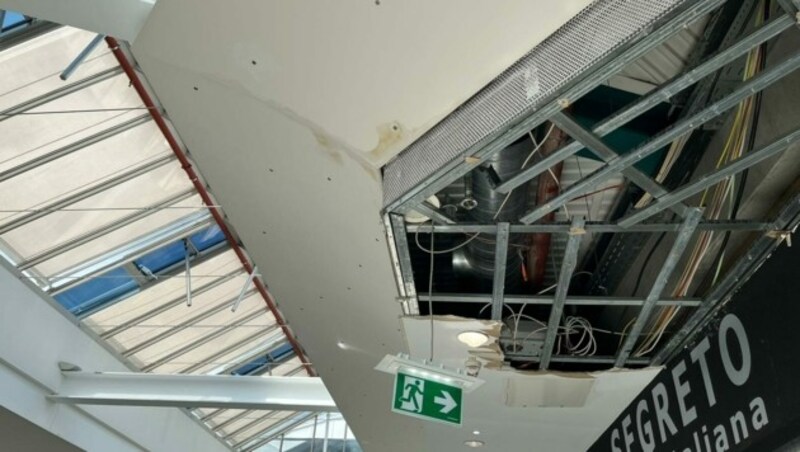 Der Hagel hat einige Schäden am beliebten Einkaufszentrum hinterlassen. (Bild: Felix Justich)