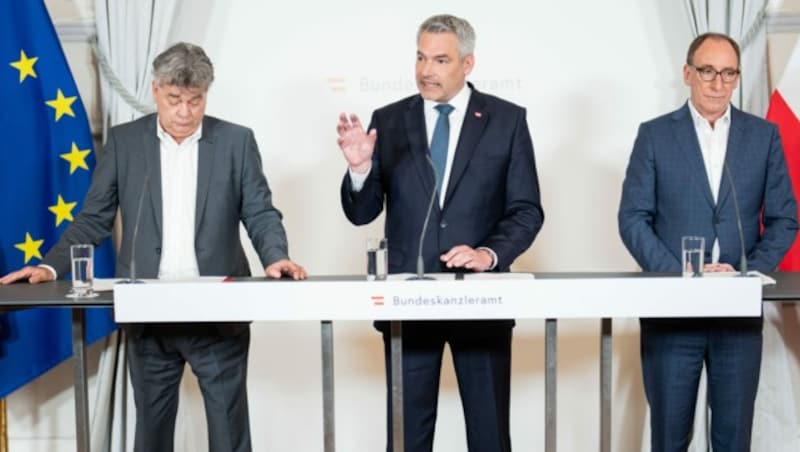 Vizekanzler Werner Kogler, Bundeskanzler Karl Nehammer und Gesundheitsminister Johannes Rauch (v.l.) präsentierten am Dienstag die Eckpunkte der Gesundheitsreform. (Bild: APA/GEORG HOCHMUTH)