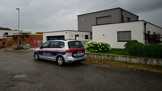 Black clouds over the family home the day after the tragedy (Bild: Imre Antal)