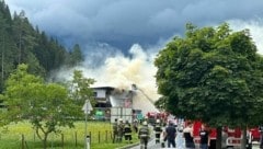 Rauch steigt aus der Halle auf, in der die Traktoren und Landmaschinen in Kötschach-Mauthen stehen. (Bild: zVg)