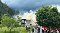 Rauch steigt aus der Halle auf, in der die Traktoren und Landmaschinen in Kötschach-Mauthen stehen. (Bild: zVg)