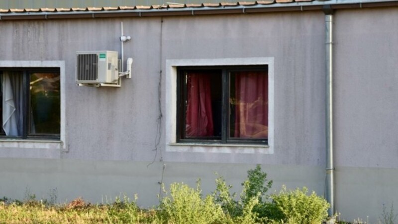Durch zertrümmerte Fenster waren die Täter eingestiegen. (Bild: Monatsrevue/Lenger Thomas)