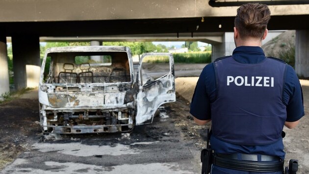 Unter einer Bahnbrücke steckten die Einbrecher das Fluchtfahrzeug in Brand. (Bild: Monatsrevue/Lenger Thomas)