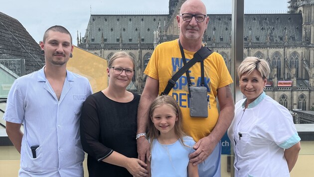Familie Z. mit Diplomkrankenpfleger Michael Sigl und Pflegeassistentin Lisa Reindl von den „Brüdern“ in Linz. (Bild: Barmherzige Brüder)
