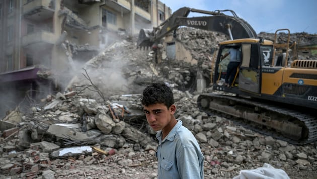 Fünf Monate nach dem verheerenden Erdbeben in der Türkei liegen noch immer viele Gebäude in Schutt und Asche, Aufräumarbeiten sind noch im Gange. (Bild: AFP)