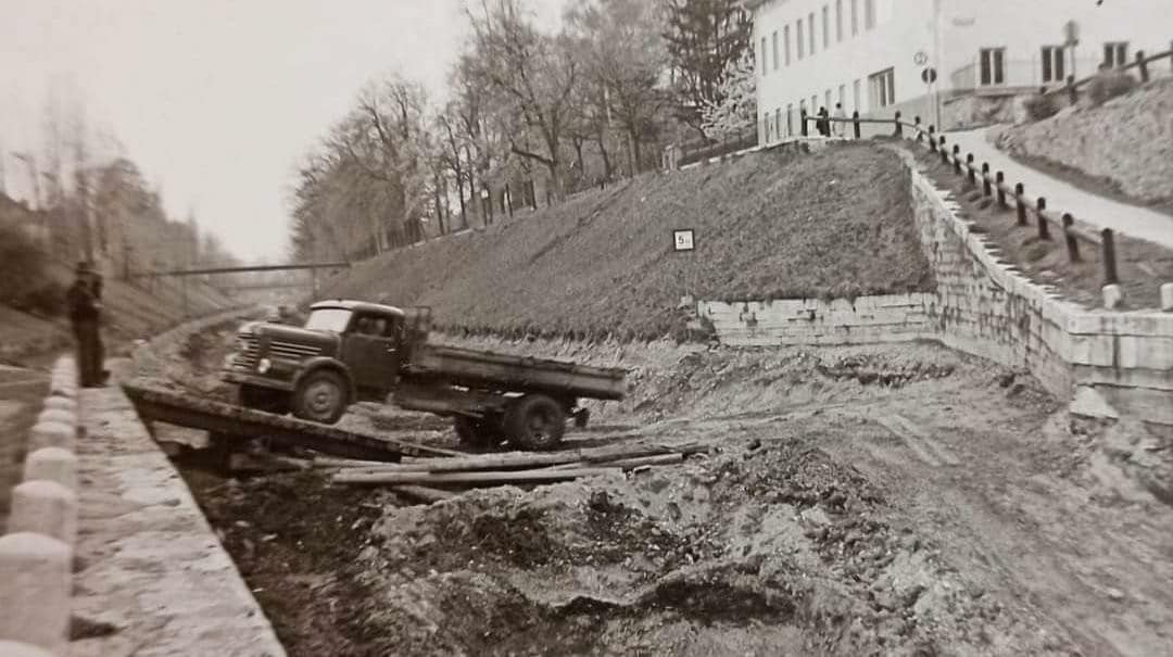 Die Lastwagen fuhren im Lendkanal, das Wasser wurde abgesperrt - so war es zuletzt bei den ...