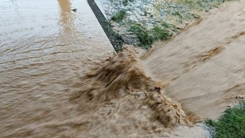 Der Boden konnte das Wasser nicht mehr aufnehmen. (Bild: Schulter Christian)