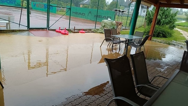 Der Vorplatz des Tennisplatzes in Limbach wurde überflutet. (Bild: Schulter Christian)
