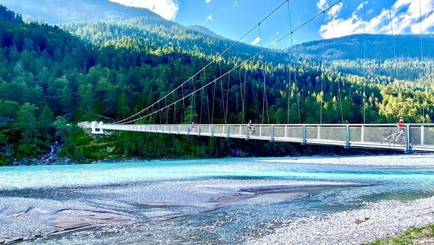 Die Hängebrücke bei Forchach ist nur ein Beispiel dafür, wohin die Millionen des Sonderförderungsprogrammes flossen. (Bild: asif)