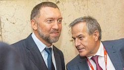 Ärger mit der Justiz: Oleg Deripaska hat als „sanktionierte Person“ ein erstes Verfahren um seinen Machteinfluss bei der Strabag verloren, Ex-Partner Sigi Wolf (re.) steht unter Geldwäscheverdacht. (Bild: Georges Schneider / picturedesk.com)