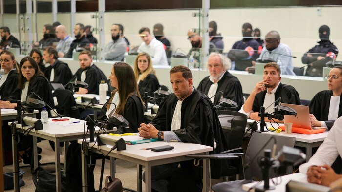 Die Angeklagten sitzen in einem speziell entworfenen Glaskasten hinter den Rechtsbeiständen im ...