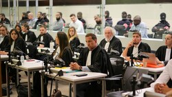 Die Angeklagten sitzen in einem speziell entworfenen Glaskasten hinter den Rechtsbeiständen im Gerichtssaal, während der Richter das Urteil im Prozess um die Brüsseler Terroranschläge am Dienstag verkündete. (Bild: AFP)