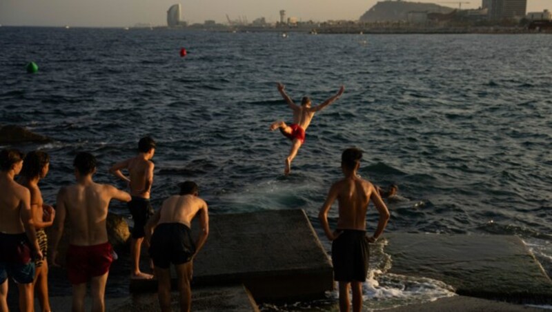 Das Mittelmeer ist derzeit so warm wie noch nie - eine wirkliche Abkühlung sucht man vergebens. (Bild: AP Photo/Emilio Morenatti)