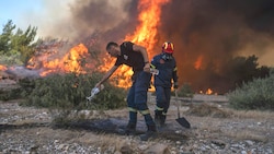 Die Feuerwalze wurde durch Menschen ausgelöst. (Bild: AP Photo/Petros Giannakouris)