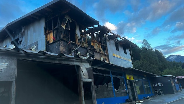 So sieht das Firmengebäude am Morgen nach dem Brand aus. (Bild: Hannes Wallner )