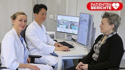 Dr. Ines Tinhofer und Prof. Tzou (v.l.) mit ihrer Patientin Eva Hennigs (65) nach erfolgreicher Behandlung des Lymphödems (Bild: Krone KREATIV, Zwefo)