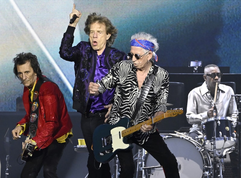 Von links nach rechts: Ronnie Wood, Mick Jagger, Keith Richards und Steve Jordan bei ihrem Konzert in Wien 2022. (Bild: APA/HANS KLAUS TECHT)