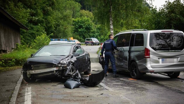 Der schwarze Honda Civic nach dem Crash. (Bild: Pressefoto Scharinger © DANIEL SCHARINGER, Krone KREATIV)