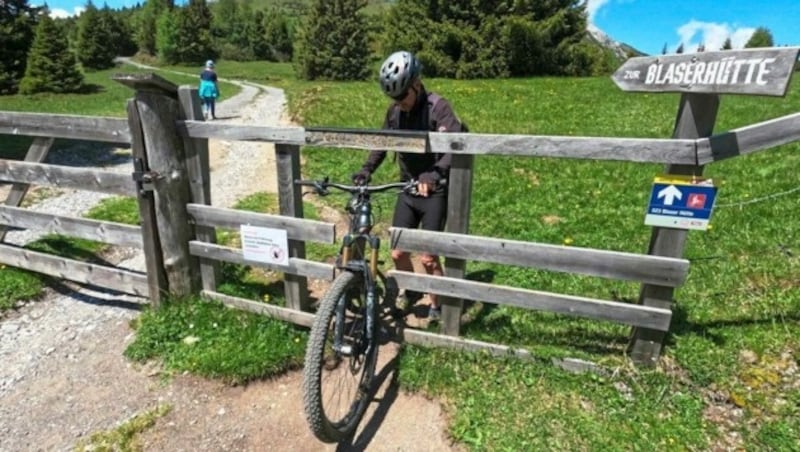 Die Weidezäune vor Ort sind Bike-durchlässig (Bild: Toni Silberberger)